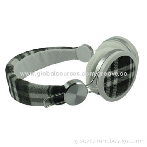 Black and White Plaid Color Headphones with Nice Design and Good Sound Quality